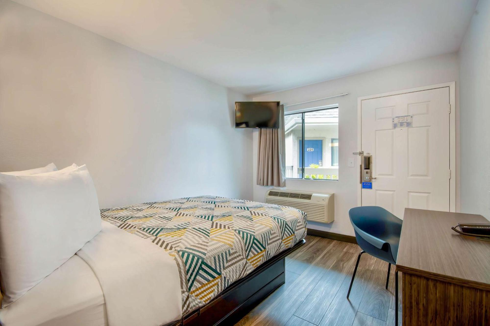 Motel 6-Marina, Ca - Monterey Buitenkant foto